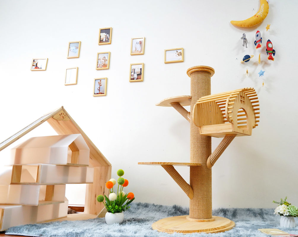 123cm großer fester hölzerner Cat Climbing Tree Cat Activity Turm mit dem Verkratzen von Posten