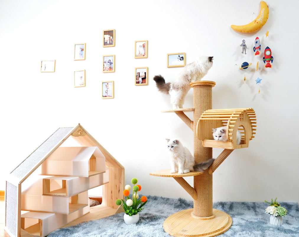 123cm großer fester hölzerner Cat Climbing Tree Cat Activity Turm mit dem Verkratzen von Posten