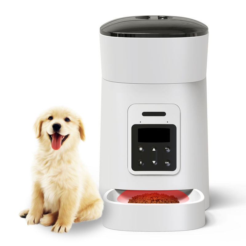 Streichelt automatische Hundezufuhr und -Wasserspender mit der entworfenen Nahrungsmittelschüssel