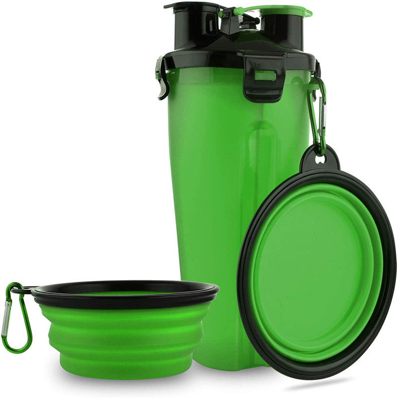 Grüner tragbarer Wasserspender-Hundewasser-Flasche im Freien für die Hunde, die das Wandern gehen