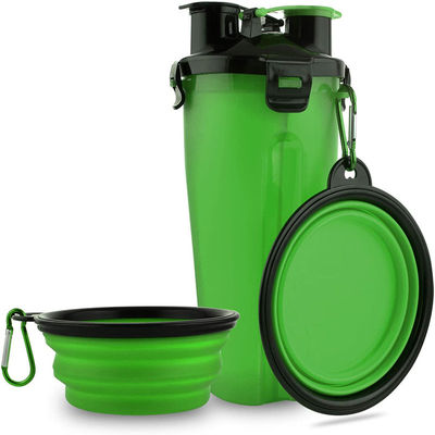 Grüner tragbarer Wasserspender-Hundewasser-Flasche im Freien für die Hunde, die das Wandern gehen